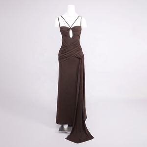 OUDINA Nuovi Arrivi: Abito da Sera Elegante da Donna con Scollo all'Americana, Schiena Scoperta, Nastro e Pieghe, Colore Caffè - Product Image 5