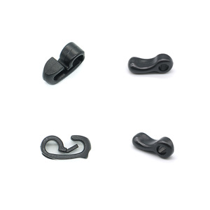 Ganchos Elásticos Negros de un Solo Orificio Reutilizables para Colgar Bolsas y Prendas - Product Image 1