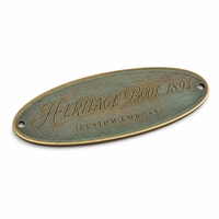 Étiquette métallique gravée, lettrage en laiton, bords polis, fixation par rivets, détails décoratifs pour l'image de marque et l'emballage des produits