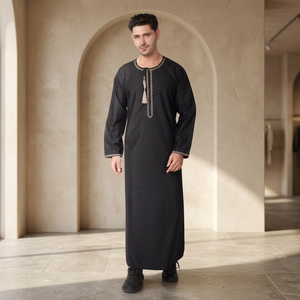 Túnica Árabe Negra para Hombre con Cuello Redondo Bordado en Beige, Detalle de Borlas, Manga Larga, Túnica Tradicional Omani Dishdasha - Product Image 1