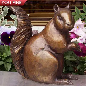लवली धातु पशु मूर्तिकला उद्यान आउटडोर कांस्य गिलहरी प्रतिमा