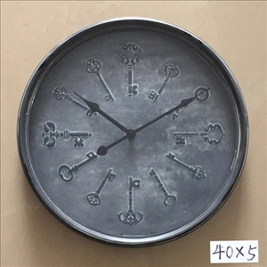 Horloge murale vintage en métal de 40 cm, design à motif clé, affichage à quartz rustique avec aiguilles de style antique, décoration intérieure - Product Image 1
