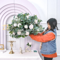 Boule de fleurs artificielles roses et blanches, décorations florales, couronnes et plantes pour la fête des mères