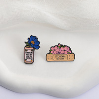 Broches et badges en métal émaillé souple en forme de fleurs et de bandages médicaux avec citation inspirante et touchante : « It's Gonna Be Okay »