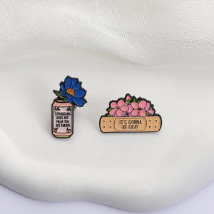 Broches con Citas Inspiradoras y Reconfortantes: 'Va a Ser Bien', Broches de Metal con Forma de Vendajes Médicos y Flores, Pin de Solapa de Esmalte Suave - Product Image 4