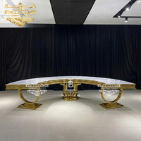 Table de banquet de mariage moderne avec pieds dorés, forme ronde et plateau demi-lune