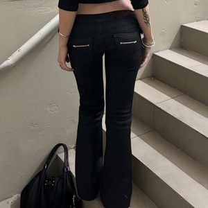 Pantalon évasé noir en maille pour femme avec détails boucle, taille basse, poches zippées, coupe régulière, respirant, écologique, style gothique, été - Product Image 5