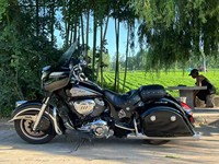 Motocyclette de tourisme Indian Roadmaster V-Twin, carénage complet noir chromé
