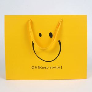 Sacs cadeaux en papier personnalisés imprimés avec logo, poignées en ruban recyclables, emballage boutique - Product Image 1