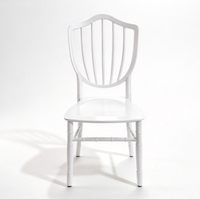 Chaise d'événement Windsor en plastique blanc empilable avec pieds en bambou pour la location d'hôtels et de mariages (vente en gros)