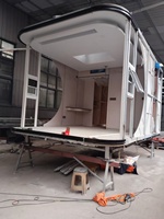 Capsule spatiale combinant l'esthétique d'une cabane en bois et d'une maison ossature pour un glamping forestier de luxe