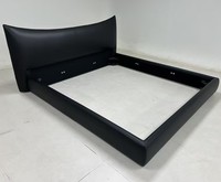 Lederbett - Modernes Luxus-Lederbett für Hochwertige Hauptschlafzimmer mit Schwarzer Weicher Bezugsfläche. Doppelbett im italienischen Minimalist-Stil.