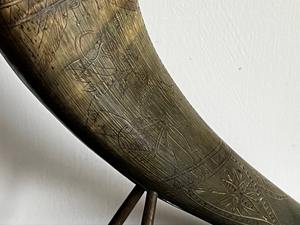 Cuerno Vikingo Tradicional para Beber con Acabado Rústico para Eventos Temáticos Medievales y Fiestas de Disfraces al Mejor Precio - Product Image 2