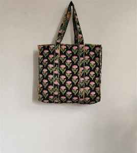 Bolso tote de algodón acolchado con estampado floral rosa, hecho a mano, para compras, viajes, bolso de hombro para mujer - Product Image 1