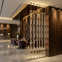 Panneau de séparation opaque découpé au laser en acier inoxydable durable et moderne avec colonne suspendue en cristal pour intérieur de luxe