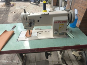 Machine à <span class=keywords><strong>coudre</strong></span> à aiguille simple Golden Wheel CSU-4150 d'occasion <span class=keywords><strong>avec</strong></span> point plat et point de recul. - Product Image 2