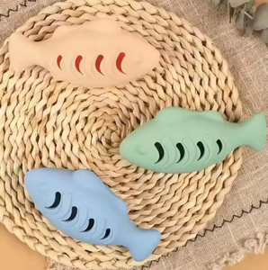 Juguete masticable de silicona ecológico en forma de pez para gatos, limpieza de dientes y roer, juguete para mascotas - Product Image 1