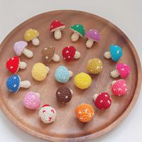 Produits en laine crochetée faits main en forme de champignons - Sacs, pendentifs pour téléphone, décorations modernes de style ferme pour Pâques et baptême