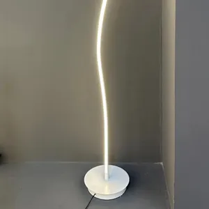Nueva llegada media luna lámpara de pie aluminio silicona materiales luz LED belleza diseño Interior en sala de estar Hotel