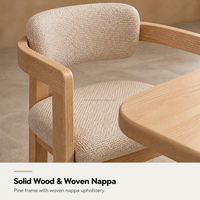 Canapé de restaurant avec structure en bois massif, design incurvé, coussin rembourré en tissu et table en bois pour hôtel et café
