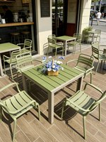 Ensemble de salle à manger d'extérieur moderne vert sauge, grande table et chaises en aluminium pour 8 personnes, mobilier de jardin résistant aux intempéries, terrasse de villa