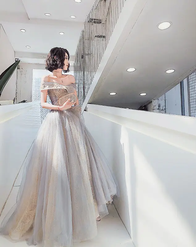 Neue extrem hochwertige Luxus ärmellose schwere Perlen Brautkleider Diamond Flowers Französisch Spitze Brautkleid Kleid
