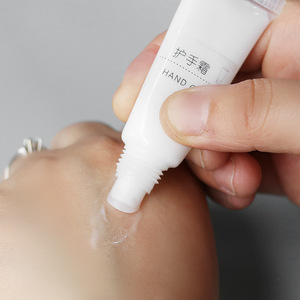 Tubo Cosmético de Plástico Transparente de 5ml 8ml 10ml 15ml con Tapa de Rosca y Apertura Inclinada para Bálsamo Labial y Brillo Labial - Product Image 4