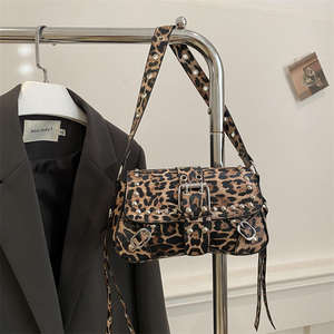 Nueva cartera retro con remaches estilo motocicleta, bolso de hombro Y2K, bolso de cuero de diseñador para mujer estilo punk de los 90 - Product Image 5