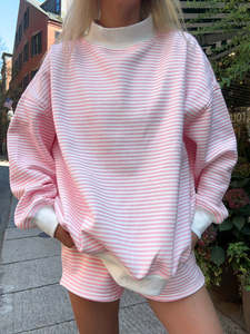 เสื้อสเวตเชิ้ตผู้หญิงคอเต่า แขนจั๊มพ์ แต่งแถบสีชมพูขาว ผ้าฟลีซเนื้อนุ่ม สไตล์สตรีทแวร์ รุ่นใหม่ล่าสุด - Product Image 1