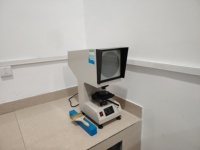Proyector de tronzos de prueba de impacto XT-50 para inspección de tronzos V/U / Aumento de 50X para laboratorios metalúrgicos