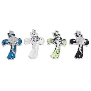 Cruz de crucifijo curvada moderna con Jesús Dios <span class=keywords><strong>Espíritu</strong></span> <span class=keywords><strong>Santo</strong></span> chapado en oro y joyería de aleación religiosa de San Benito tipo Cristiano - Product Image 2