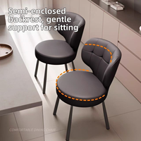 Chaise de salle à manger capitonnée moderne avec revêtement en cuir souple et pieds en métal noir, design ergonomique pour la maison, les restaurants et les hôtels