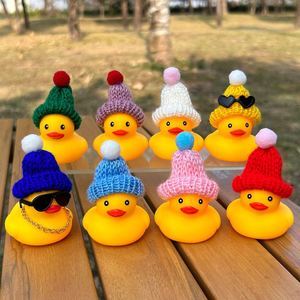 หมวกไหมพรมลายทางสำหรับเป็ดยาง ของตกแต่งเป็ดพลาสติกแบบกำหนดเอง - ของขวัญส่งเสริมการขายและของชำร่วยงานปาร์ตี้ - Product Image 3