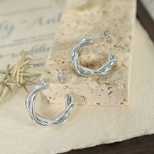 Pendientes Huggie en Forma de C con Tejido Cruzado, Aleación de Zinc, Oro y Plata, Joyería Geométrica Minimalista de Moda para Mujer - Product Image 3