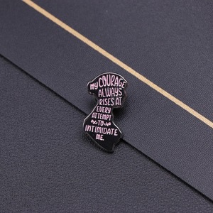 "Mi coraje siempre aumenta en cada intento de intimidarme" Pins feministas, obras maestras literarias, emblemas - Product Image 5