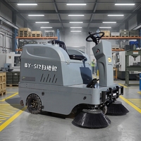 Machine à balayer les sols, balayeuse industrielle à conducteur embarqué avec système de suppression de la poussière pour le nettoyage des entrepôts