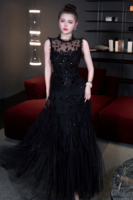 Robe longue trapèze très tendance pour les soirées, sexy, avec empiècements en maille transparente, rouge et noire, robe de soirée longue