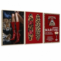 Ensemble mural Trio de bottes rouges léopard encadrées de cadres or mat opulents pour le projet de salon féminin de la villa Oceania Prestige