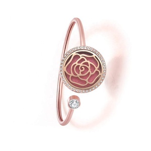 Commercio all'ingrosso di <span class=keywords><strong>Rosa</strong></span> di disegno del <span class=keywords><strong>fiore</strong></span> d'oro Aromaterapia diffusore gioielli 316L In acciaio inox aroma olio essenziale diffusore braccialetto - Product Image 1