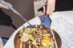 Set di Taglieri Rotondi in Acacia Carbonizzata, Ecologici e Sostenibili con Manico per Tagliare Carne e Verdure - Product Image 4