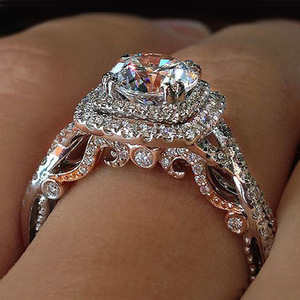 Anello Vintage Bicolore con Cristalli per Donne, Elegante Accessorio Moda per Uso Quotidiano e Feste - Product Image 1