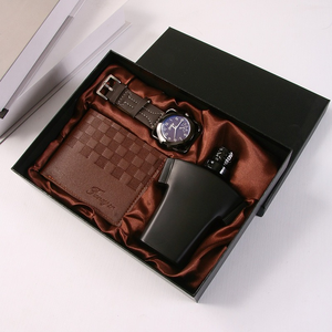 Ensemble d'accessoires pour hommes <span class=keywords><strong>de</strong></span> <span class=keywords><strong>marque</strong></span> personnalisée <span class=keywords><strong>de</strong></span> qualité supérieure avec montre à quartz, portefeuille en cuir, <span class=keywords><strong>parfum</strong></span> pour partenaires commerciaux, <span class=keywords><strong>coffret</strong></span> cadeau - Product Image 2