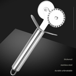 Juego de 2 Cortadores de Pizza de Acero Inoxidable, Rueda de Corte de Masa para Repostería con Diseño Acanalado, Herramientas para Hornear - Product Image 1