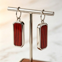 Collier, boucles d'oreilles et bague en bois naturel et acier inoxydable avec logo personnalisé, incrustation géométrique en bois – Fournisseur d'usine de bijoux