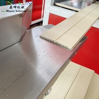 Machine de fabrication de panneaux muraux en PVC de 200-300 mm, extrudeuse de panneaux creux pour plafonds et murs, installation rapide en plastique