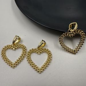 Colgante Clásico de Cobre con Baño de Oro de 14k en Forma de Corazón Hueco para Mujer, Accesorio de Moda Elegante - Product Image 1
