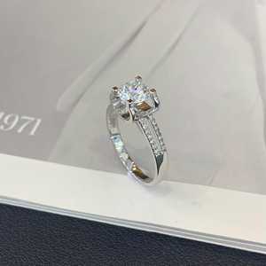 Bague de fiançailles à bande fendue en moissanite ronde de 1,00 ct |   Plaqué rhodium |   Bague éthique moderne certifiée IGI - Product Image 3