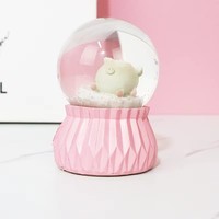 3D resina personalizada lindo cerdo escultura animal estatua globo de nieve artesanía arte regalos recuerdo decoración del hogar estatuilla adornos de escritorio