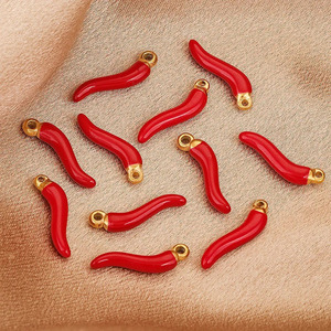 SP1042 Ciondolo Mini Corno Portafortuna <span class=keywords><strong>Cornicello</strong></span> Italiano in Acciaio Inossidabile Placcato <span class=keywords><strong>Oro</strong></span> e Smalto Rosso Peperoncino Anallergico - Product Image 1