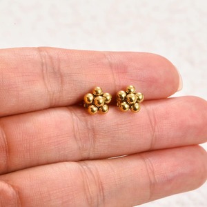 Petites boucles d'oreilles clous en acier inoxydable avec fleurs, couleur or et argent, mini perles, bijoux de piercing pour femmes et filles - Product Image 6